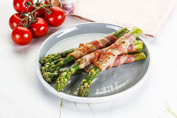 Grilled asparagus with bacon