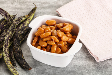 Canned white bean in tomato sauce
