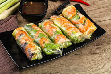 Vietnamese spring roll with prawn and mango