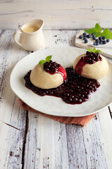 Germknödel mit Heidelbeeren