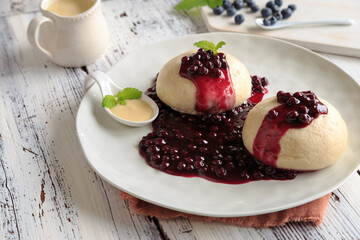 Hefeklöße mit Heidelbeeren