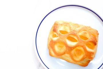 サクサクしたパイ生地が美味しそうなアップルパイ
