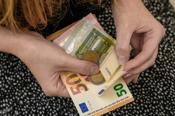 Dziecko trzymające w rekach banknoty euro, waluta obca, 