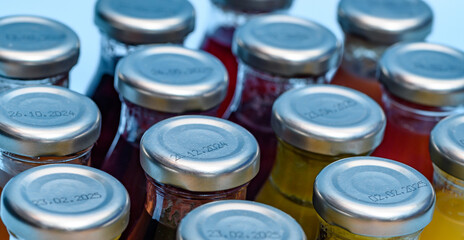 Domowe soki owocowe zamknięte w szklanych butelkach, data ważności nadrukowana na nakrętce  © Paweł Kacperek