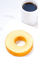 美味しそうなバウムクーヘンと、淹れたてのフレッシュなコーヒーで、コーヒーブレイク
