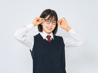 制服を着て眼鏡をかけた女子学生のポートレート
