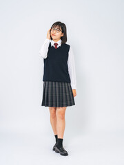 制服を着て眼鏡をかけた女子学生の全身写真