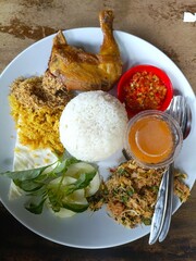 photo of fried chicken and vegetable lunch