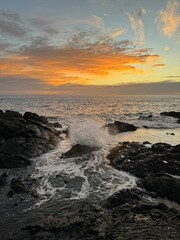 Obraz premium sunset over ocean blow hole 