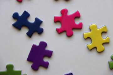 Obraz premium Colorful jigsaw puzzle pieces on white background. Flat lay.