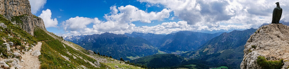 auf dem Hirzelweg in den Dolomiten mit Blick auf das Christomannos Denkmal mit Blick bis zur Marmolada im Hintergrund
