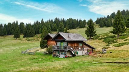 Herrliche Alm auf der Seiser Alm auf dem Wanderweg Puflatsch - Umrundung in Südtirol 
