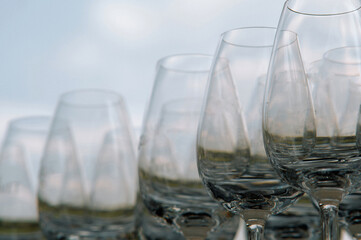 Obraz premium Elegant glassware glasses stacked in stacks captured on a sunny day concept