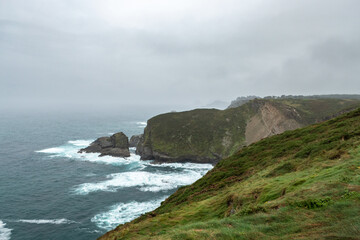 Vista panorâmica sobre os penhascos do Cabo Vidio em Asturias, Espanha num dia muito nublado