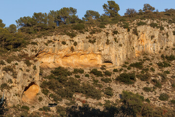 Paisaje del enclave de las cuevas del yacimiento de arte rupestre pospaleolítico La Sarga, Alcoy,...
