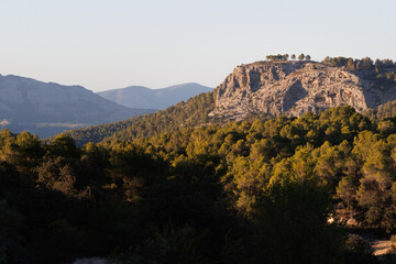 Paisaje con la cima donde esta el yacimiento arqueológico del poblado Íbero El Puig de Alcoy desde la Sarga, España