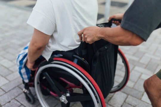 車椅子を押す男性の手元のアップ