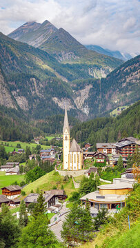 Heiligenblut am Gro&szlig;glockner, Carinthia, Austria: View of the village with St Vincent Church and the Grossglockner massif in the distance 