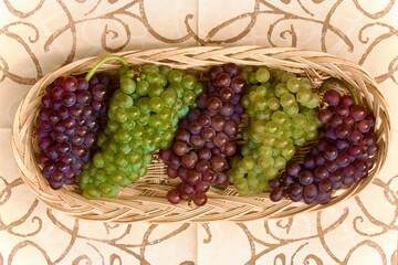 Gabenkorb mit Weintrauben auf dem Altar für den traditionellen Erntedank Gottesdienst, Wein als Symbol in der christlichen Tradition der Kirche