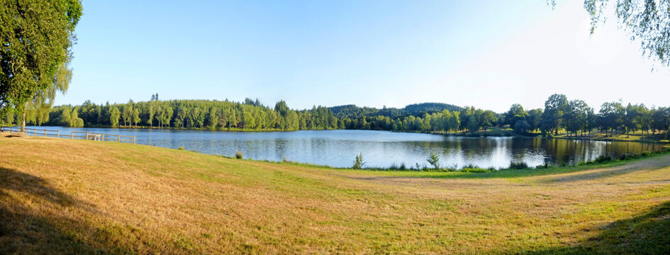 The Ponty pond, near Ussel in Aveyron, is located at the foot of the Millevaches plateau, popular for fishing and walking, it is surrounded by forests and is home to ducks, moorhens and water lilies