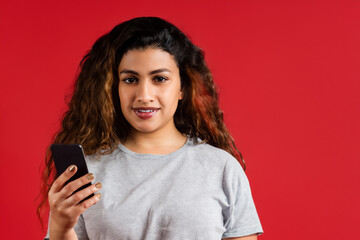 Naklejka premium Girl is talking to man in red on the of phone. w mobile smartphone concept. girl is using technology on a red with a phone. a girl is using technology on a red with her phone lifestyle.