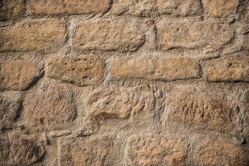 Historische Mauer aus Sandstein und sichtbarem Mörtel

