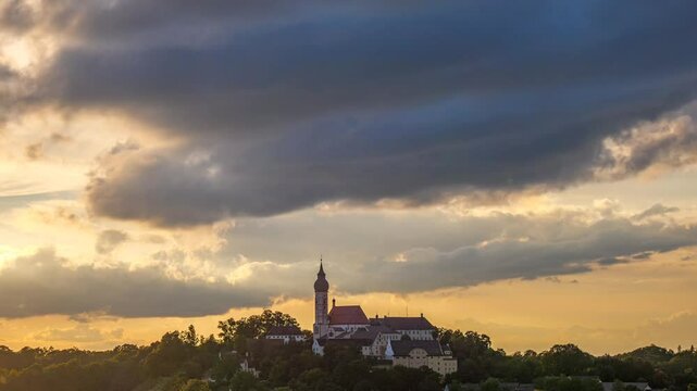Sch&ouml;ner Abendhimmel mit dramatischer Wolkenstimmung,Sonnenuntergang &uuml;ber der Landschaft bei Erling Andechs, Bayern, Deutschland, Europa