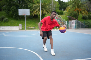 Obraz premium African american basketball player training in an outdoor urban court