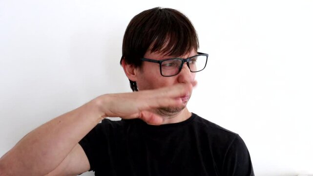 homem com express&atilde;o de nojo 