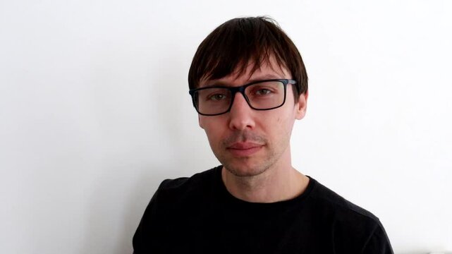 homem usando oculos 