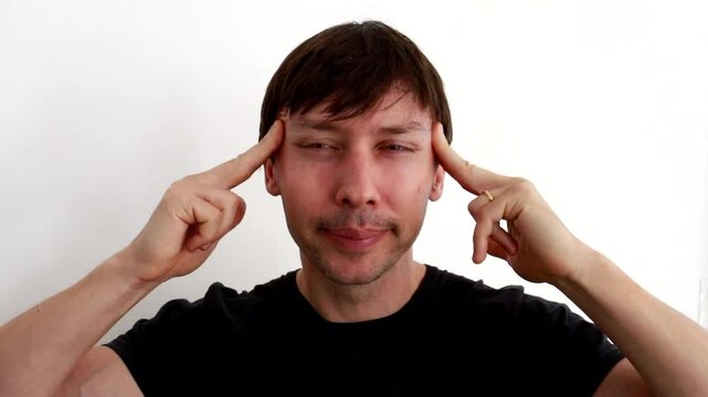 homem fazendo exercicios faciais para rugas no canto dos olhos 