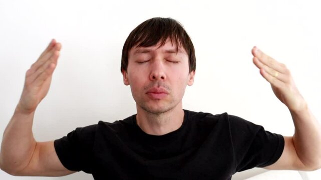 homem colocando as m&atilde;os sobre os olhos 