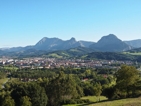 Paisaje desde Goiuria con vistas de la villa de Durango y el cresterio de Anboto - Alluitz de fondo