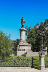 Obraz premium Statue of a prominent historical figure in a park setting in Warsaw during a clear daytime