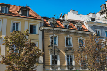 Obraz premium Beautiful Warsaw architecture featuring historical buildings and clear blue skies in the heart of the city on a sunny day