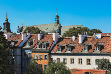 Fototapeta premium Historic rooftops of Warsaw's Old Town showcasing architectural beauty under a clear blue sky during the daytime