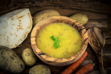 Der Herbst ist die richtige Zeit für eine schöne heiße Suppe mit viel Gemüse