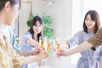 乾杯をする若い男女 © maroke