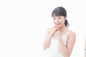 スキンケア・メイクをする若い女性