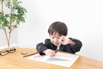 決算資料を読むビジネスマン