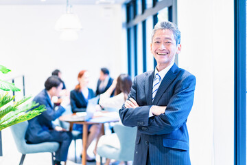 笑顔で働く高齢のビジネスパーソン