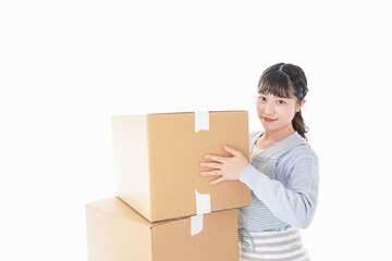 引越しをする若い女性