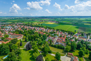 Blick auf die Gemeinde Wallerstein inmitten des Nördlinger Ries in Nordschwaben