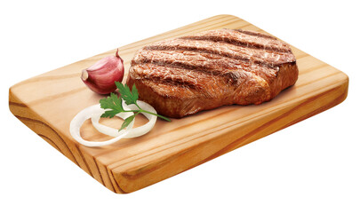 tábua de madeira com carne bovina grelhada acompanhado de alho e cebola isolado em fundo...