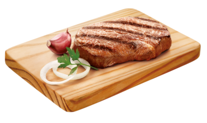 tábua de madeira com carne bovina grelhada acompanhado de alho e cebola isolado em fundo transparente