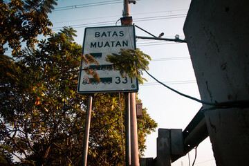 Load limit sign for entering toll road