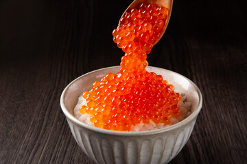 ご飯にいくらをのせる