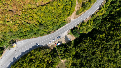 Landstraße von oben im sommer mit grünen bäumen in kosovo am helligten tag 3