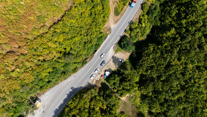 Landstra&szlig;e von oben im sommer mit gr&uuml;nen b&auml;umen in kosovo am helligten tag 2