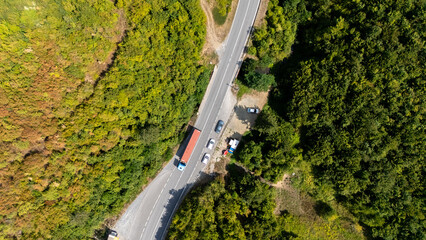 Landstra&szlig;e von oben im sommer mit gr&uuml;nen b&auml;umen in kosovo am helligten tag